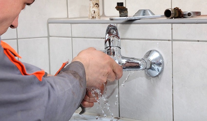 3 Mistakes to Avoid While Installing or Repairing Kitchen Plumbing