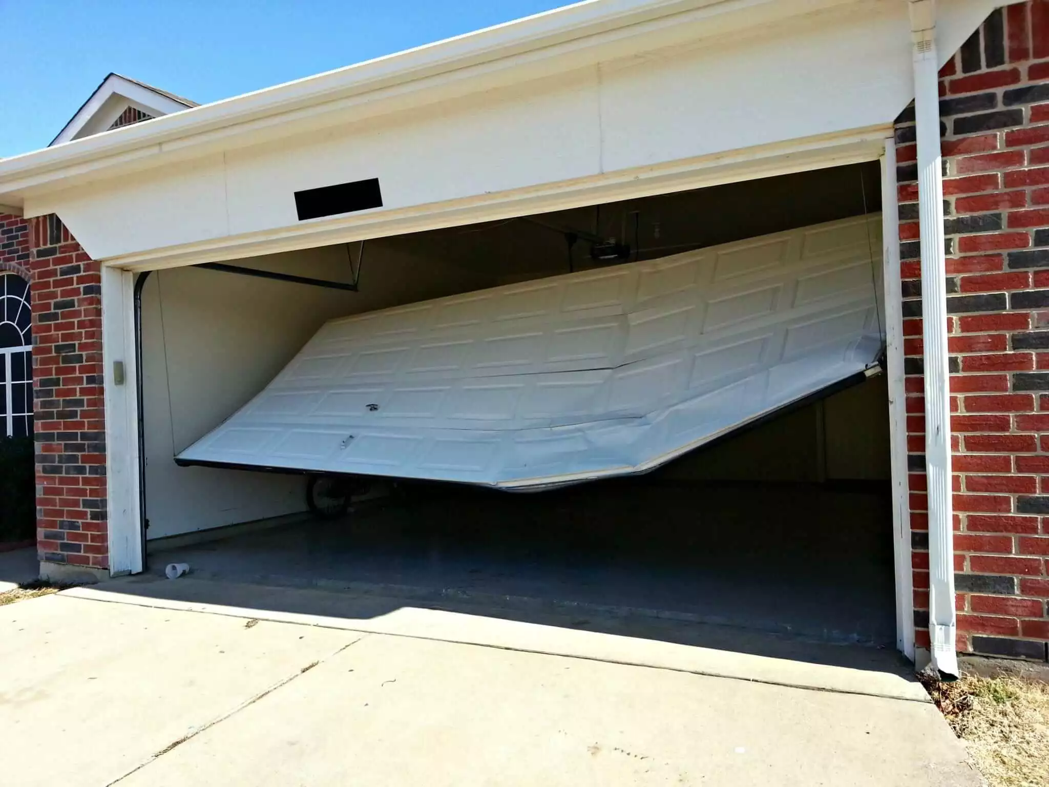 Don't Get Stuck: 5 Common Signs You Need Garage Door Repair